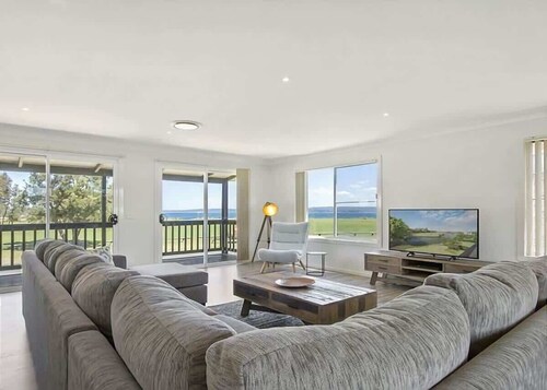 Hibiscus Close Beach Front Living