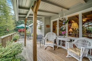 Outdoor dining - Highlands Hideaway Two Blocks from Main Street (Highlands)