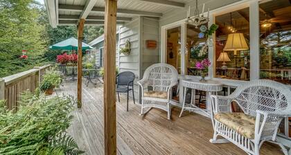 Highlands Hideaway Two Blocks from Main Street