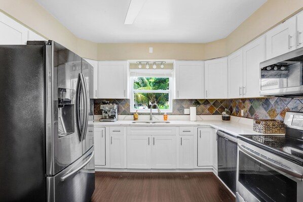 Fridge, microwave, oven, stovetop