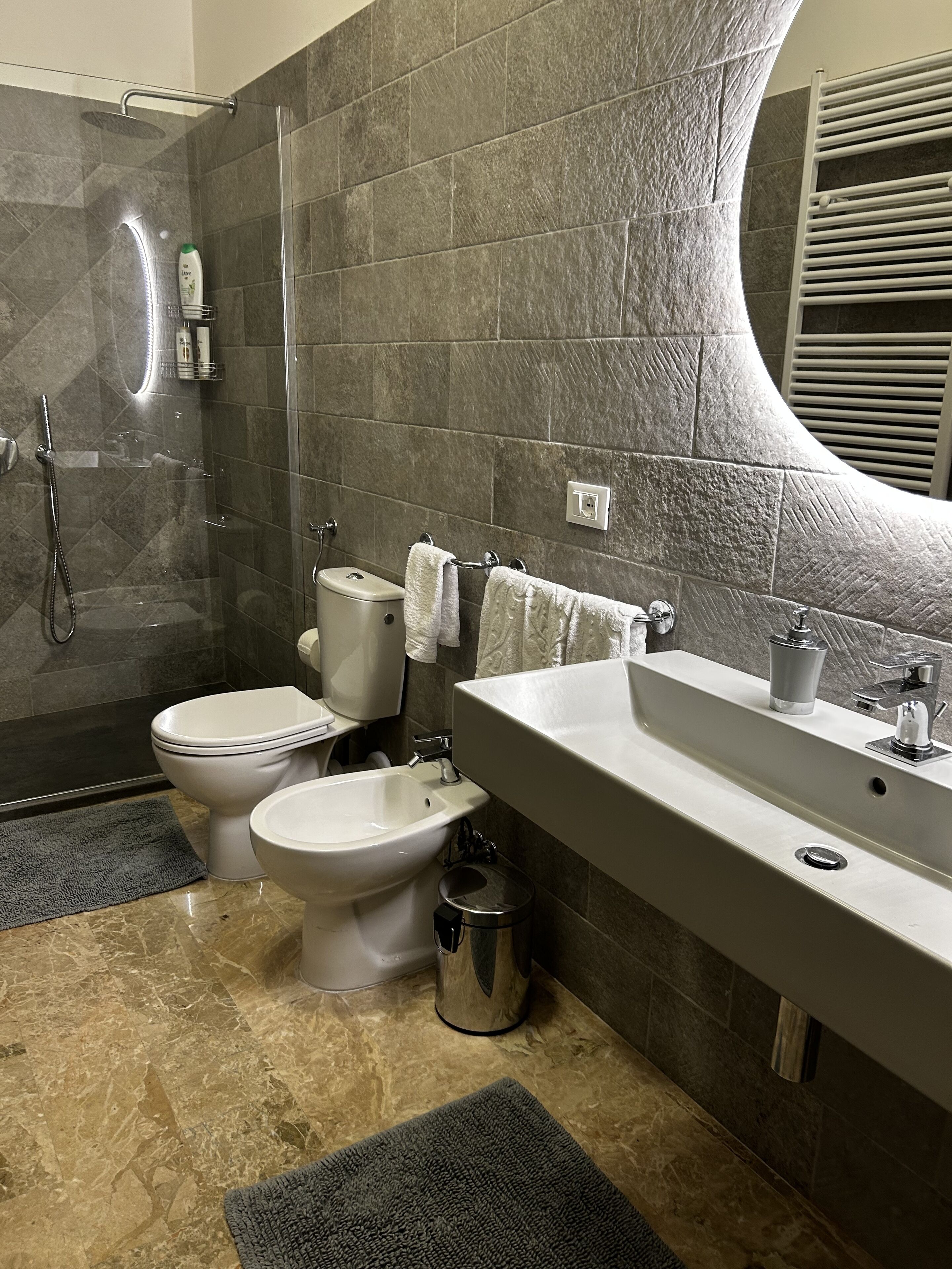 Ensemble douche/baignoire, sèche-cheveux, bidet, serviettes fournies
