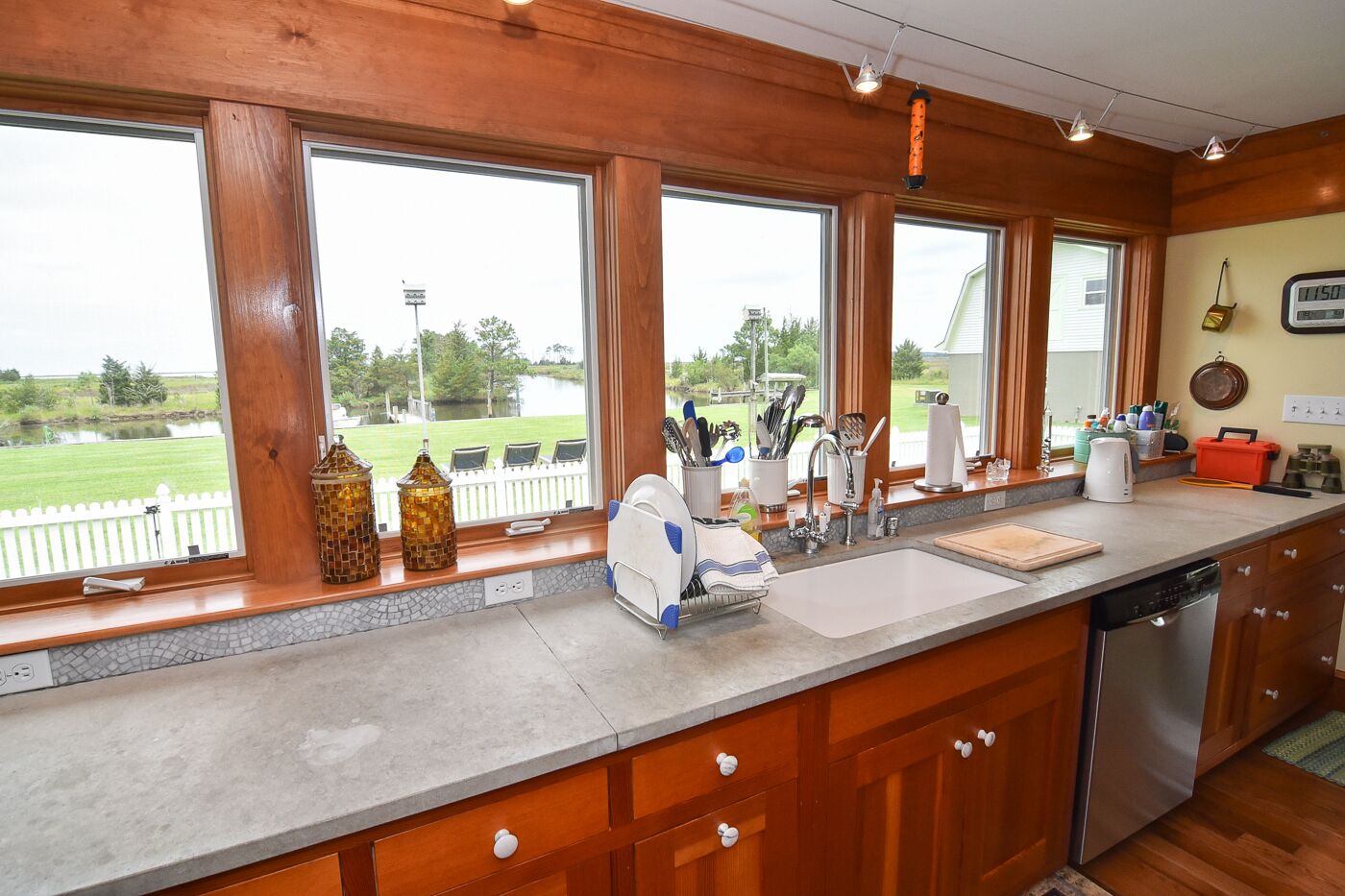 Luxury Waterside Estate With Stunning Views And Sunsets.  Pet Friendly 