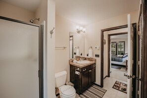 Combined shower/bathtub, towels