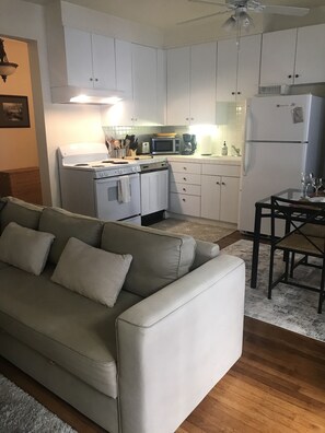 Smart TV, books - Marina apt w/ private garden, 1 block from Bay (San Francisco)