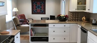 STAY IN DOWNTOWN!   Park the car and enjoy BREVARD on foot !