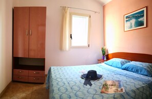 Classic Bungalow, 2 Bedrooms, Kitchenette | Bar mini, kalis bunyi, cadar katil 