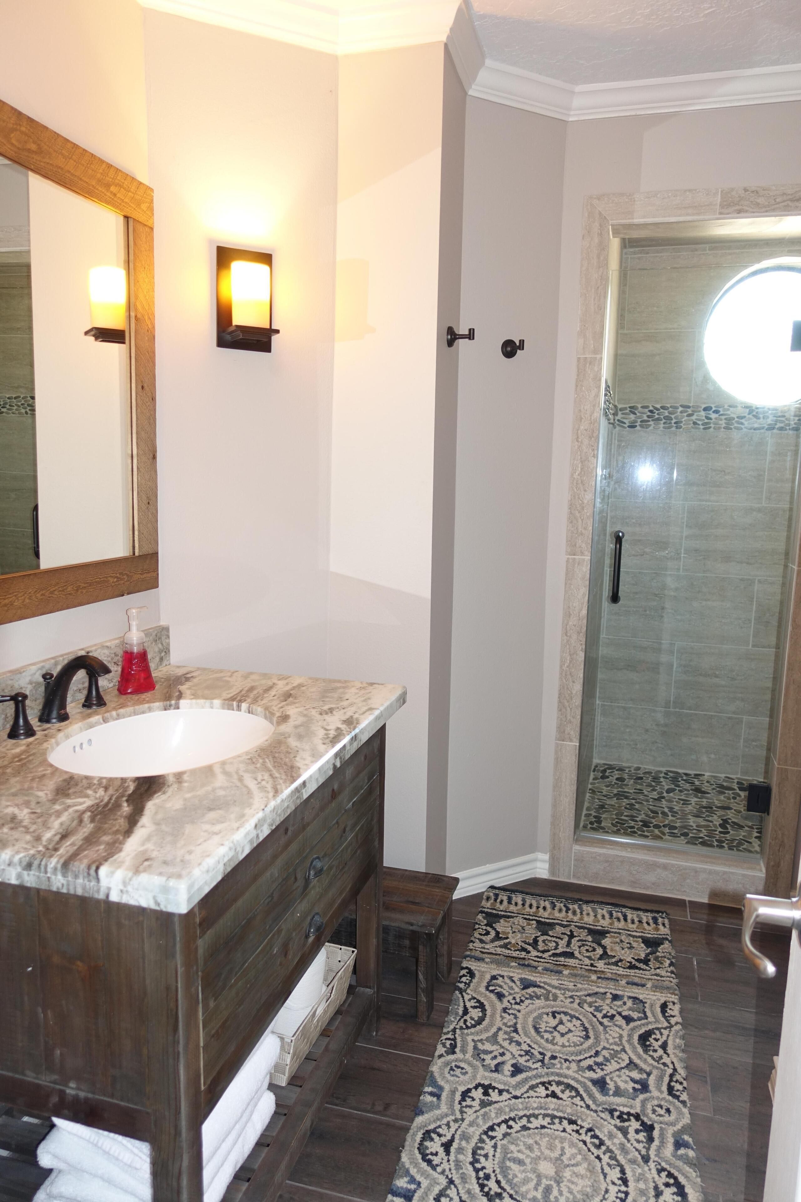 Beautifully renovated retreat on the lake shore