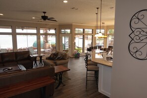 Een smart-tv, een open haard, boeken en een stereo