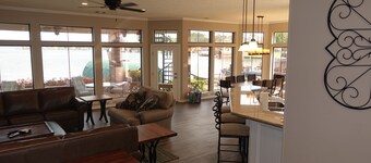 Beautifully renovated retreat on the lake shore