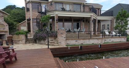 Beautifully renovated retreat on the lake shore
