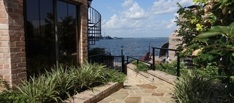 Beautifully renovated retreat on the lake shore