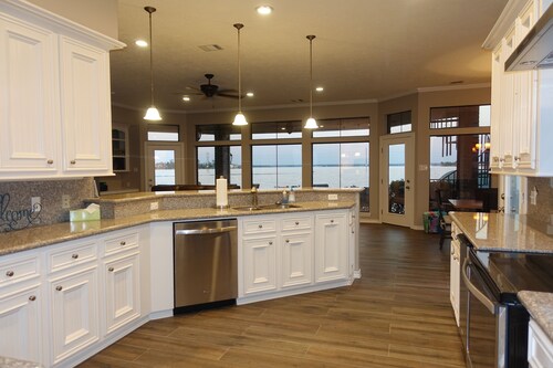 Beautifully renovated retreat on the lake shore