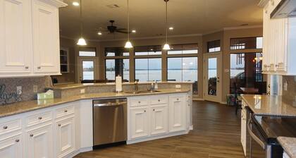 Beautifully renovated retreat on the lake shore