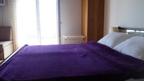 2 bedrooms, WiFi, bed sheets - Sunset apartment with sea view terrace and pool (Podstrana)