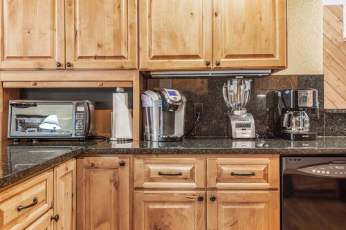 On Call Shuttle - Outdoor Pool, Hot Tub - Steps From Hiking