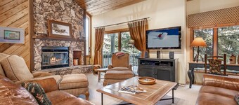 Maison de ville spacieuse et mise à jour, à quelques pas des pistes de ski!