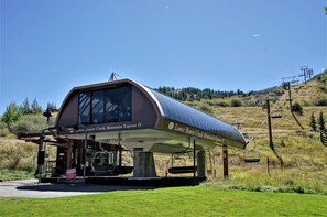Exterior - Steps From Hiking - Outdoor Pool & Hot Tub - On Call Shuttle (Beaver Creek)