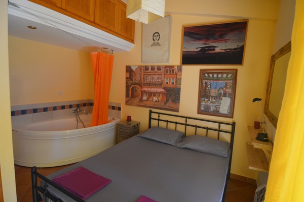 The master bedroom with the zaccuzi