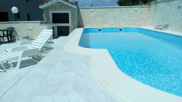 حمّام سباحة خارجي