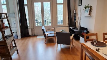 Smart TV, DVD player, music library, video library