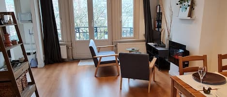 Smart TV, DVD player, music library, video library