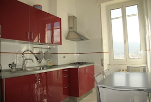 Réfrigérateur, micro-ondes, plaque de cuisson, cafetière/bouilloire