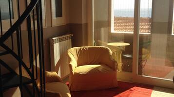 Fernseher, DVD-Player, BĂŒcher, Videothek