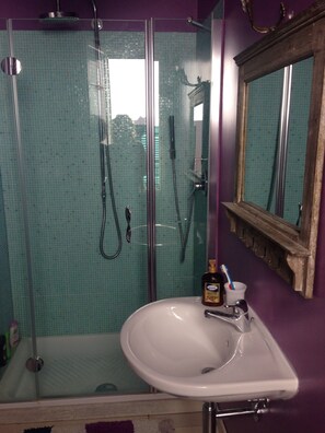 Dusche, Haartrockner, Bidet, Toilettenpapier