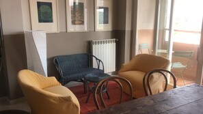 TV, DVD player, livros, videoteca