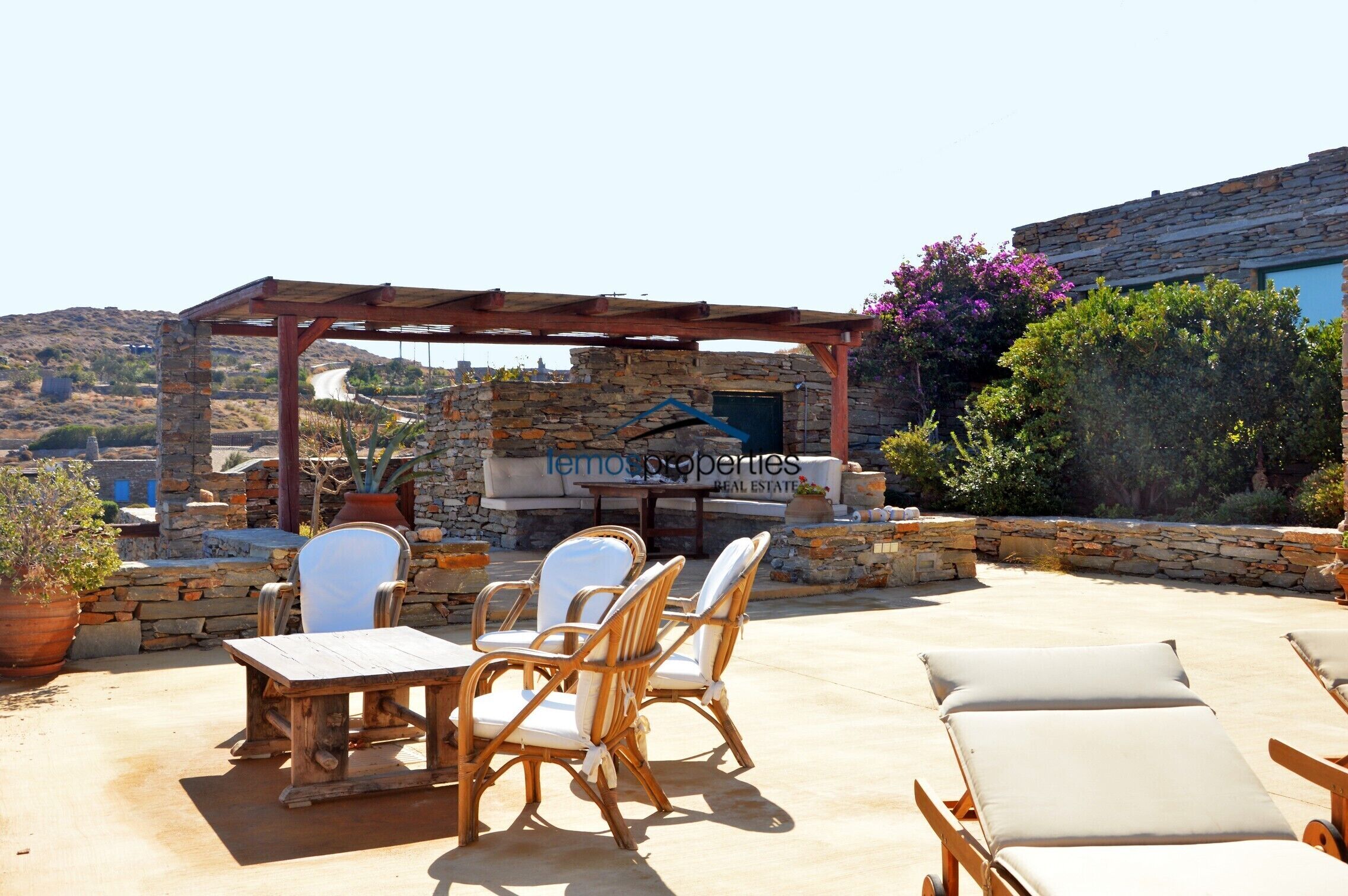 You can relax in the shade or have coffee in the sun or sunbath, the choice is .