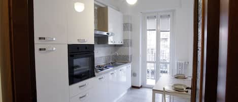 Fridge, oven, stovetop, coffee/tea maker