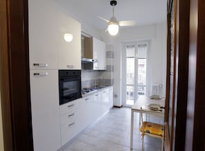 Frigorifero, forno, piano cottura, macchina per tè/caffè