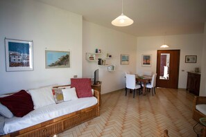 TV, fireplace - Casa Alessandra in the historical center of Ravello (Ravello)