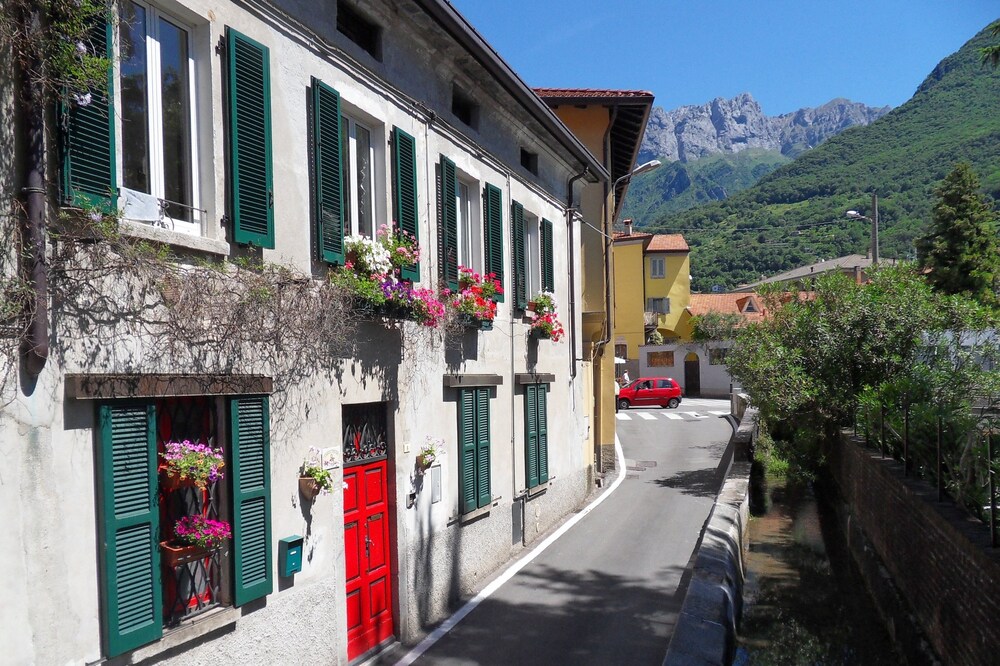 Apartment in the center of Mandello on the ground floor of a historic residence