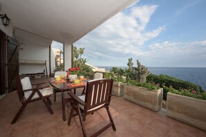 Outdoor dining - Villa Plemmirio on the sea (siracusa)