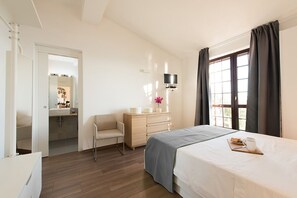 3 bedrooms, iron/ironing board, internet, bed sheets