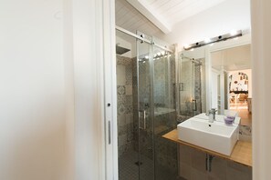 Shower, hair dryer, bidet, towels