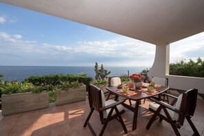 Outdoor dining - Villa Plemmirio on the sea (siracusa)