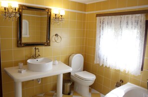 Combined shower/bathtub, hair dryer, towels, shampoo