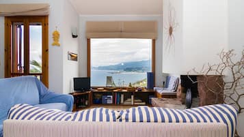 Smart-TV, Kamin, Bücher, Stereoanlage