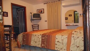 2 soverom, safe på rommet, strykejern/-brett og reiseseng for barn