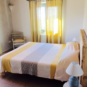 2 bedrooms, iron/ironing board, internet, bed sheets