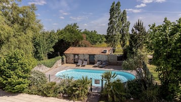 Alberca al aire libre y alberca climatizada