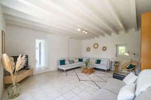 Smart-tv, bordsfotboll, ett bordtennisbord och böcker