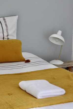 5 habitaciones, tabla de planchar con plancha y cuna de viaje 