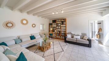 TV connectée, baby-foot, table de tennis de table, livres