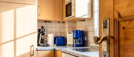Kühlschrank, Mikrowelle, Ofen, Herdplatte