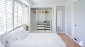 1 slaapkamer, een bureau, geluiddichte muren