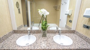 Badewanne, Haartrockner, Bidet, Handtücher