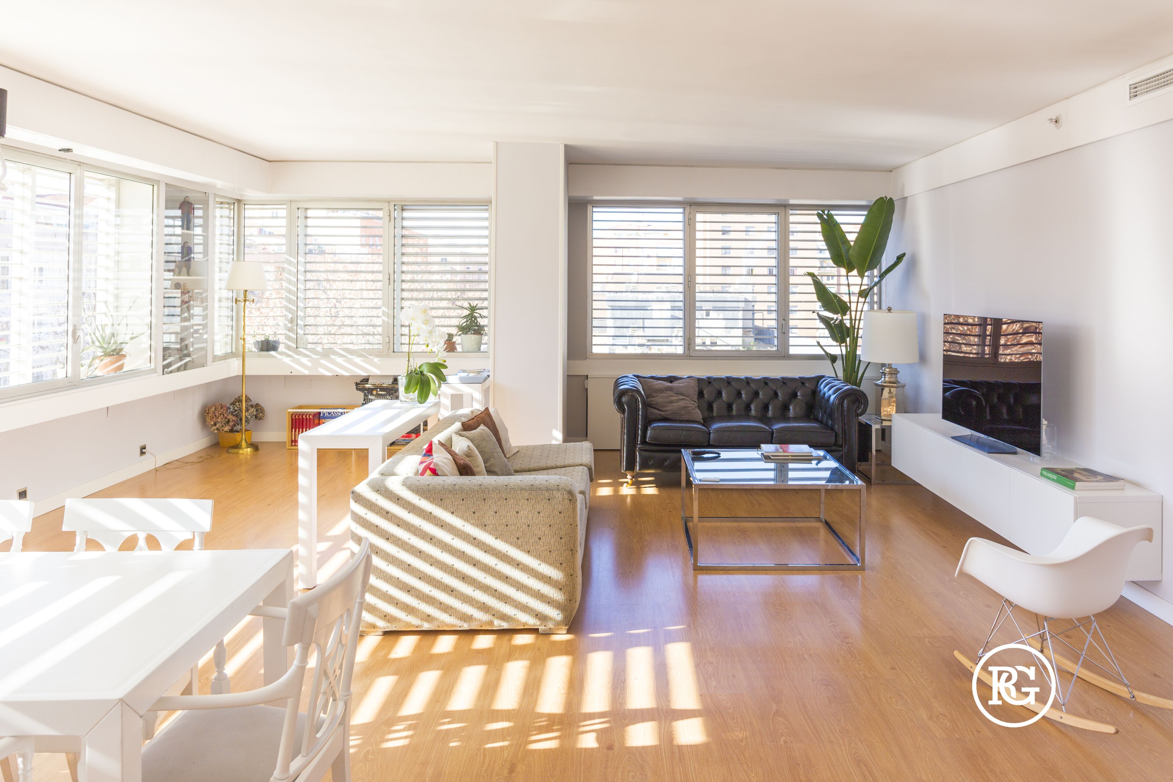 Een smart-tv en boeken